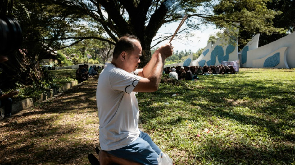 Indon&eacute;sie: 20 ans apr&egrave;s le tsunami, les survivants prient pour leurs morts