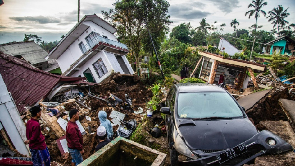 Les opérations de secours se poursuivent après le séisme en Indonésie qui a fait 162 morts