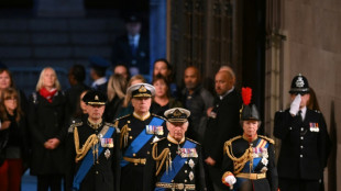 Charles III. und Geschwister halten Totenwache am Sarg der Queen 