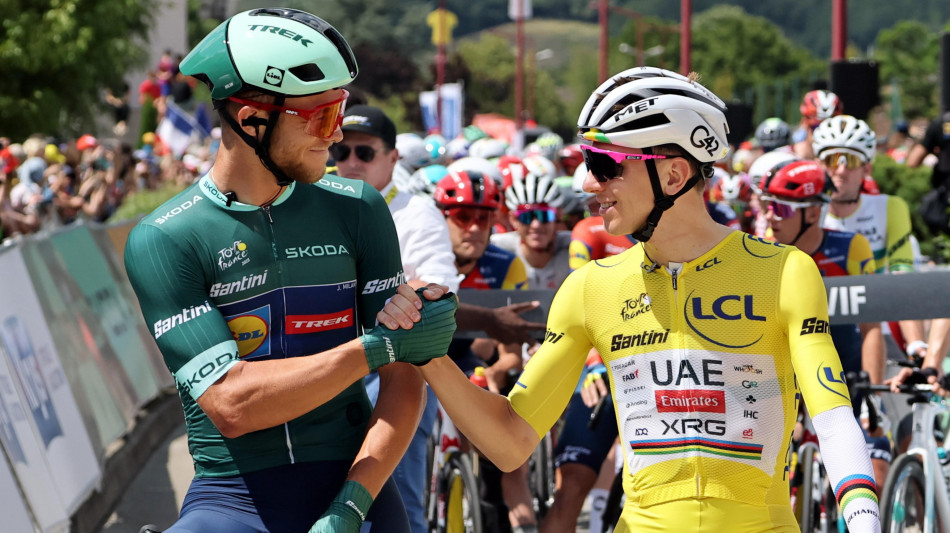 Tour: Pogacar tampona auto team Vingegaard prima del via