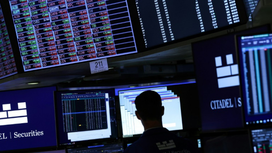 Wall Street ouvre en baisse, sous pression face aux incertitudes &eacute;conomiques 