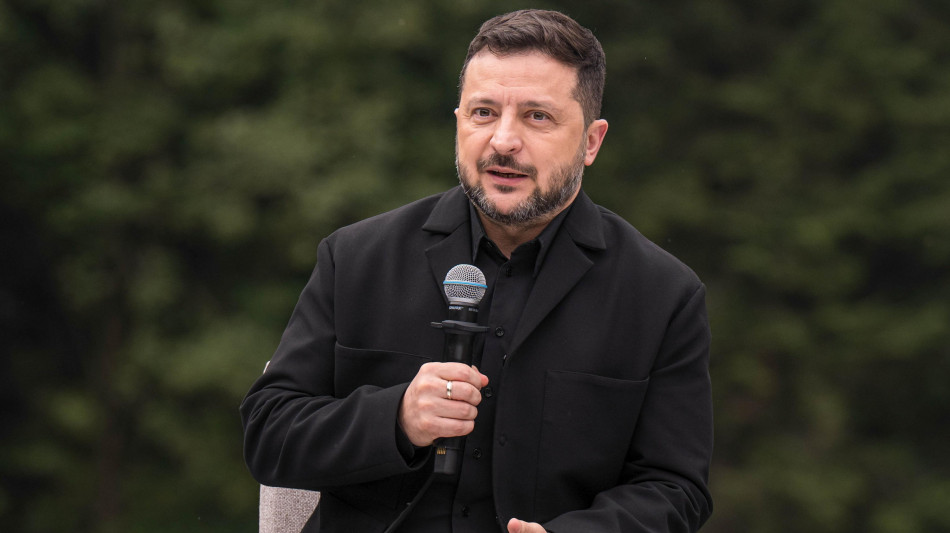  Zelensky, fermeremo raid su raffinerie se Mosca smetter&agrave; di colpire siti energetici 