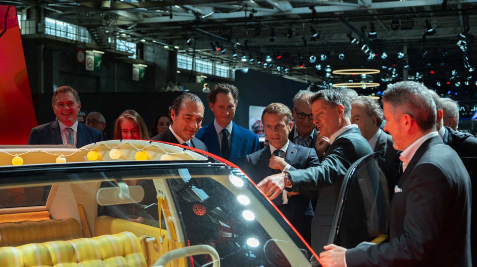  Macron al Salone dell'Auto, visita agli stand Stellantis 
