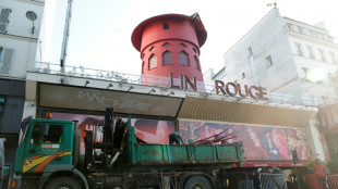 A Paris, le célèbre Moulin Rouge perd ses ailes mais reste ouvert