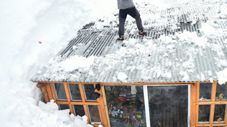  Border crossings shut as heavy snow coats Argentine Andes 