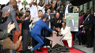 Rapper Tupac Shakur é homenageado com estrela na Calçada da Fama