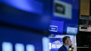 Wall Street termine en baisse, prudente avant une cascade de donn&eacute;es