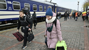 "Enfin libres!": des familles r&eacute;unies &agrave; la r&eacute;ouverture de la gare de Kherson

