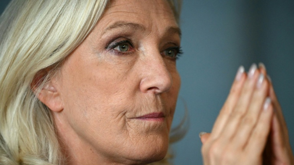  Pour son premier meeting de campagne, Le Pen veut "insuffler de l'optimisme" dans un pays en crise 