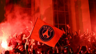 Torcedores do PSG celebram t&iacute;tulo hist&oacute;rico em Paris