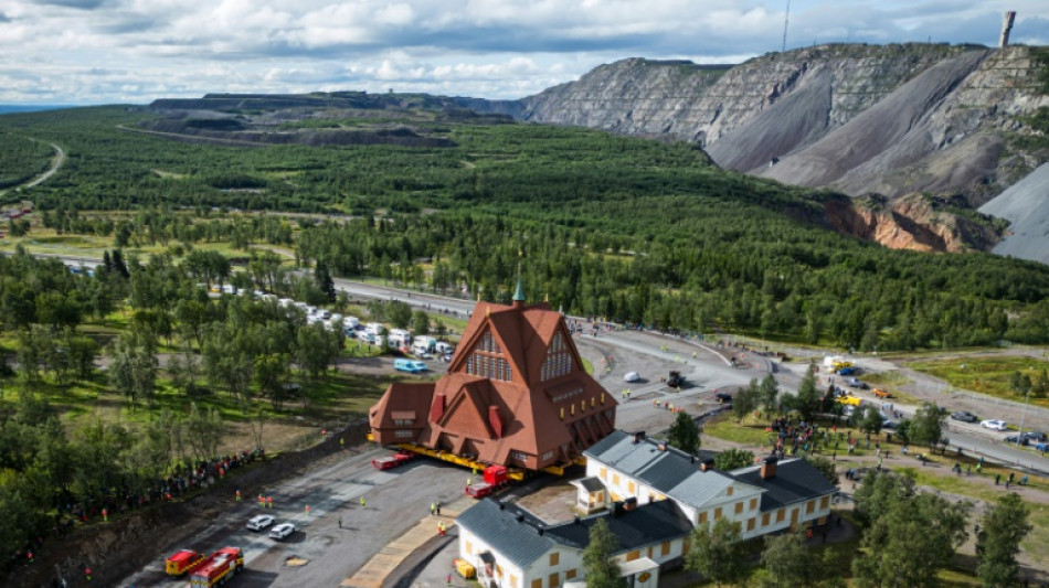 Igreja sueca chega a nova localização, aonde foi trasladada para evitar desabamento