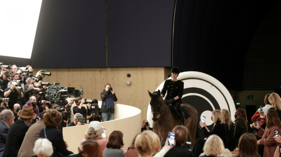 Charlotte Casiraghi &agrave; cheval pour le d&eacute;fil&eacute; Chanel haute couture