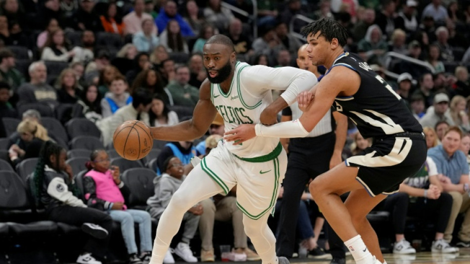  Brown, Tatum fuel Celtics over Bucks, Mavs teen Flagg scores 51 