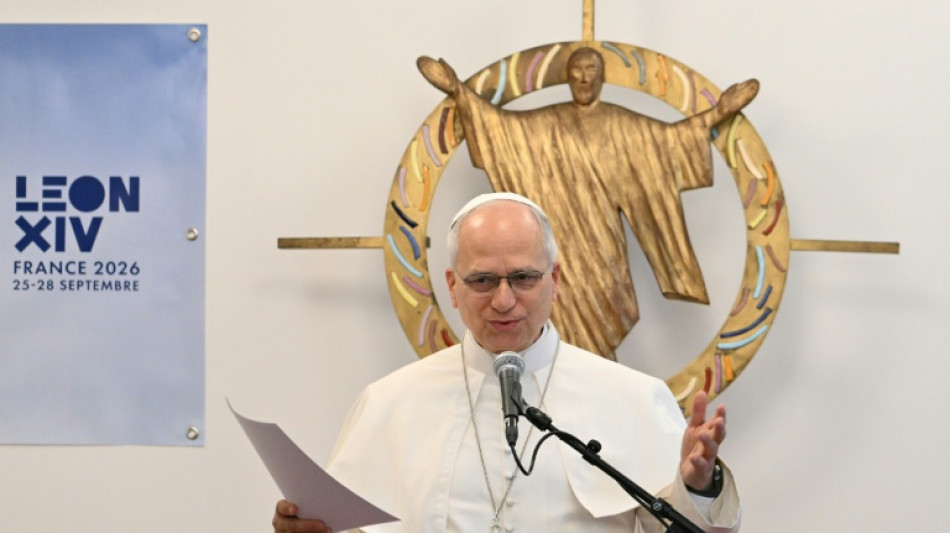  Ahead of Paris mass, pope urges life together in 'dignity and peace' 