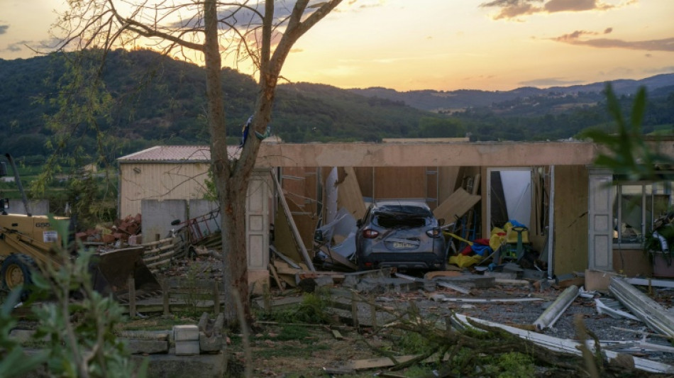  Un tornado "traum&aacute;tico" devasta un pueblo franc&eacute;s 