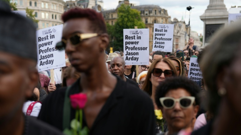  Miles de personas rinden homenaje en Londres al acad&eacute;mico de Cambridge fallecido 