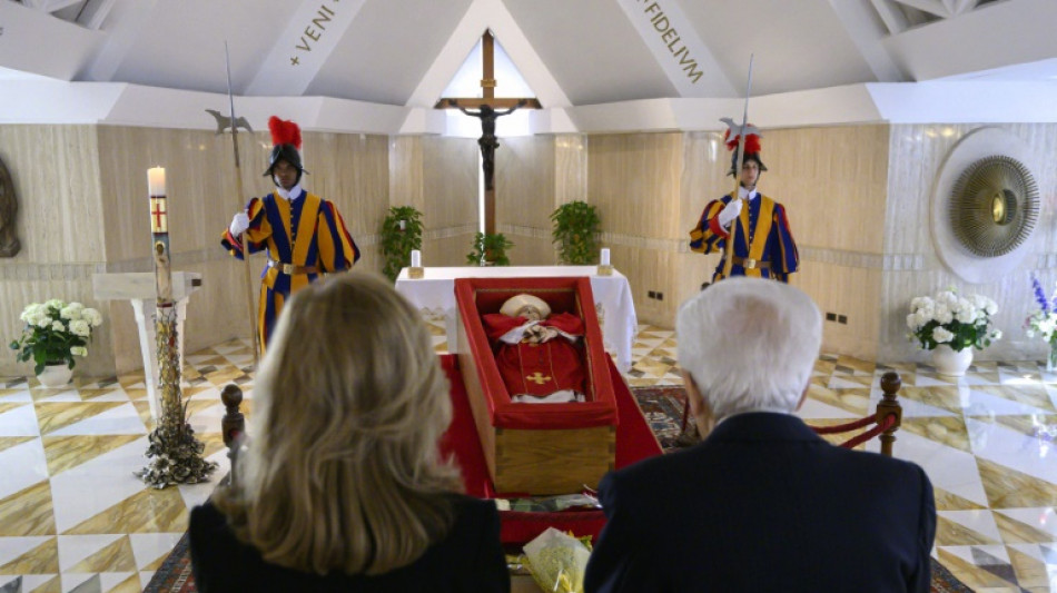 'Fam&iacute;lia' vaticana de papa Francisco presta homenagem emocionante e &iacute;ntima