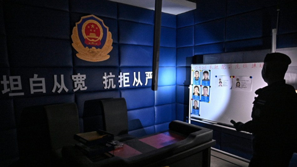 Cambodge: l'arm&eacute;e tha&iuml;landaise fait visiter un centre d'arnaques en ligne