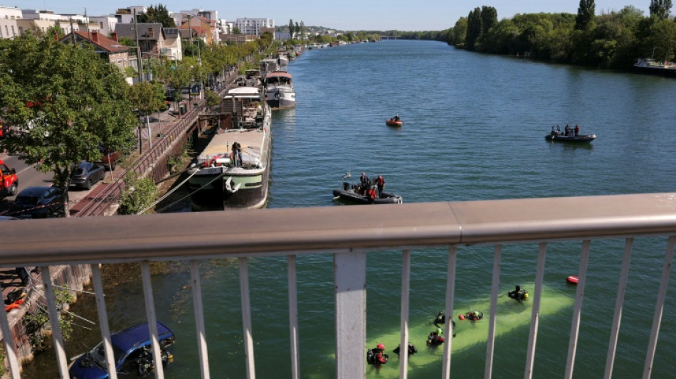  Cuatro rescatados tras caer un autob&uacute;s al Sena cerca de Par&iacute;s 