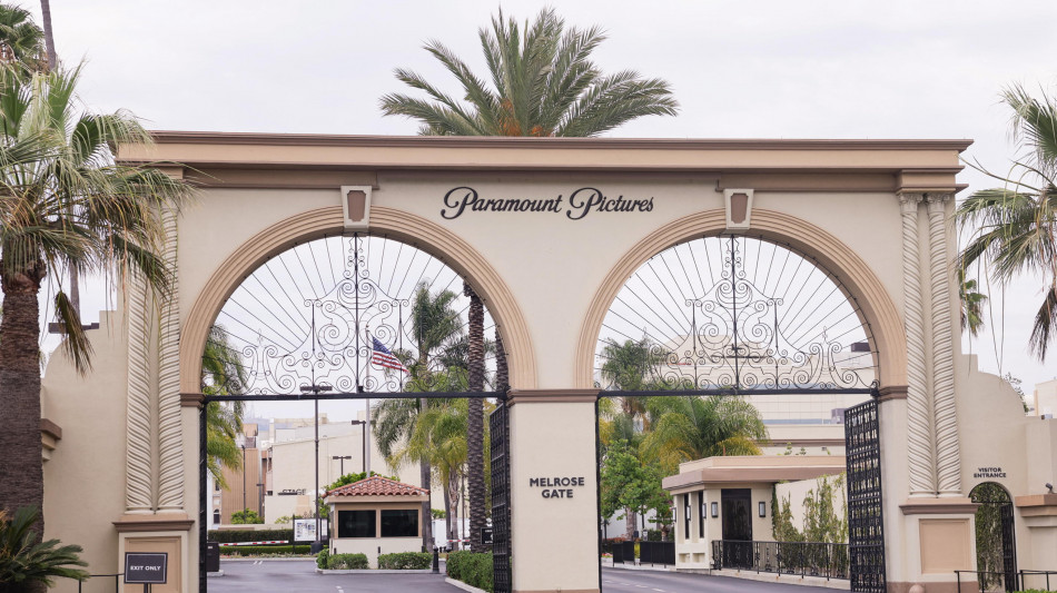  Paramount chiude l'acquisizione da 110 miliardi di Warner, nasce colosso media 
