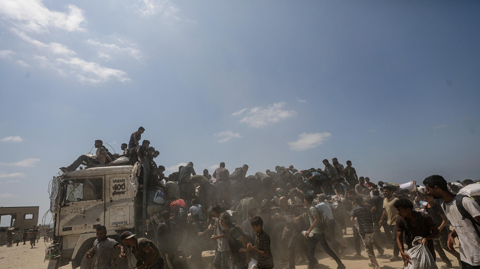 Media, 14 civili uccisi da Idf a Gaza, 8 aspettavano aiuti