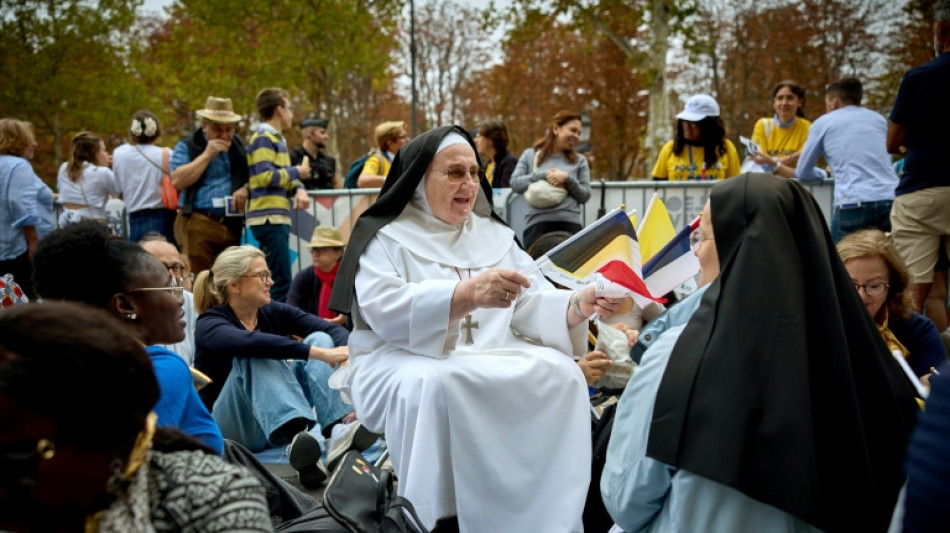  Hunderttausende str&ouml;men in Paris zur Freiluft-Messe mit Papst Leo XIV. 