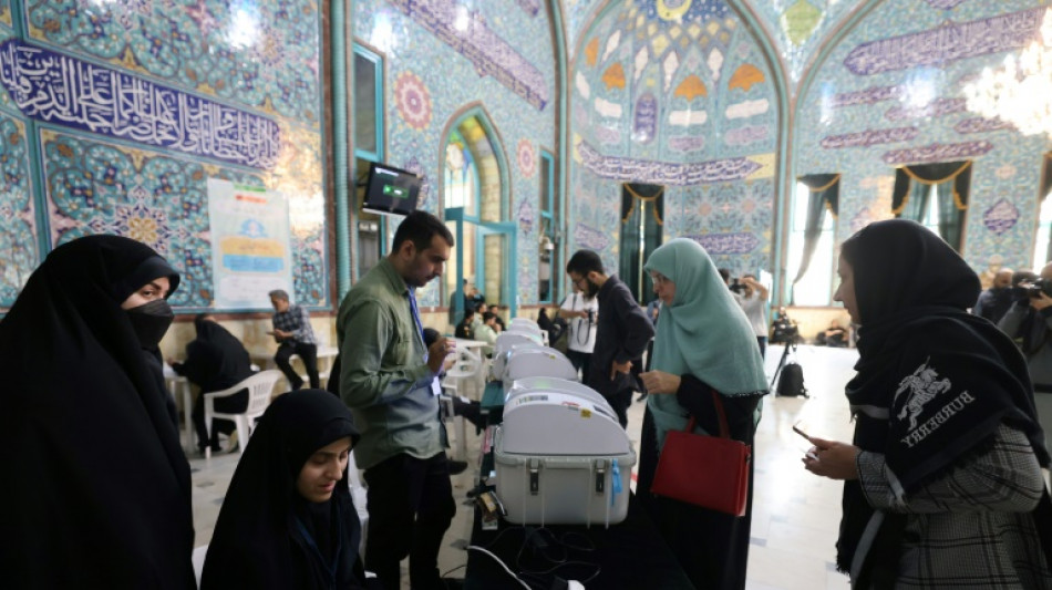  Los iraníes votan en la segunda vuelta de las legislativas 
