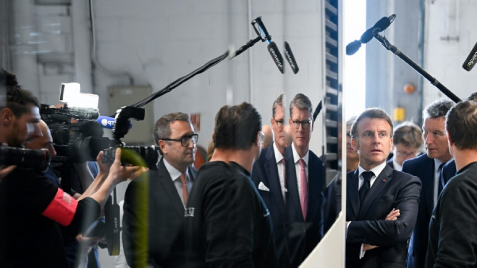  Au sommet de l'ex&eacute;cutif, la tentation de se d&eacute;placer sans la presse 