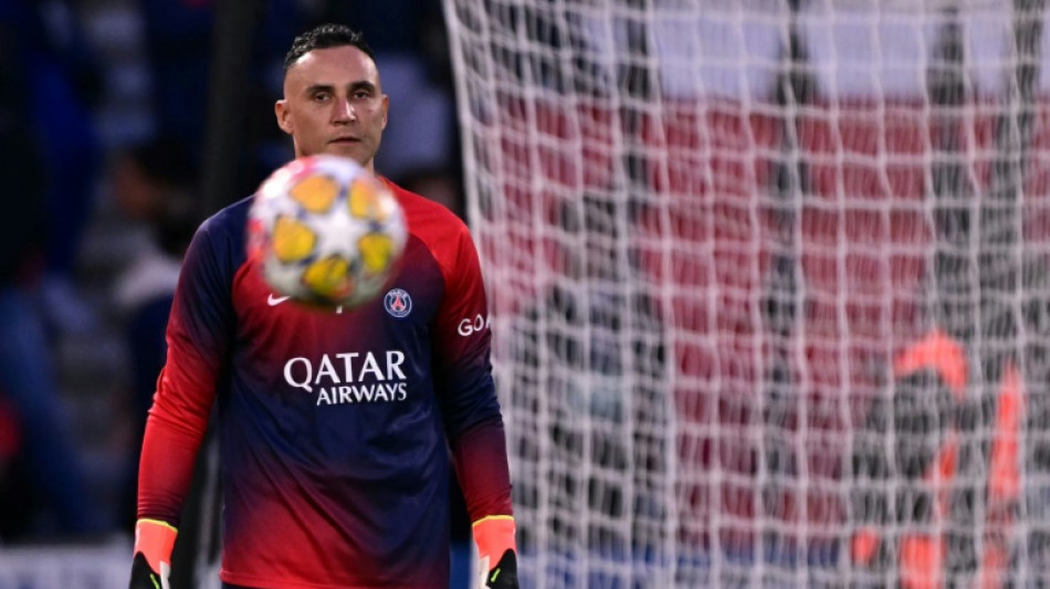 Keylor Navas tamb&eacute;m anuncia sa&iacute;da do PSG