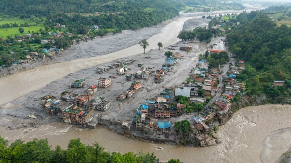  Nepal&iacute;es buscan a sus seres queridos desaparecidos tras el devastador alud  