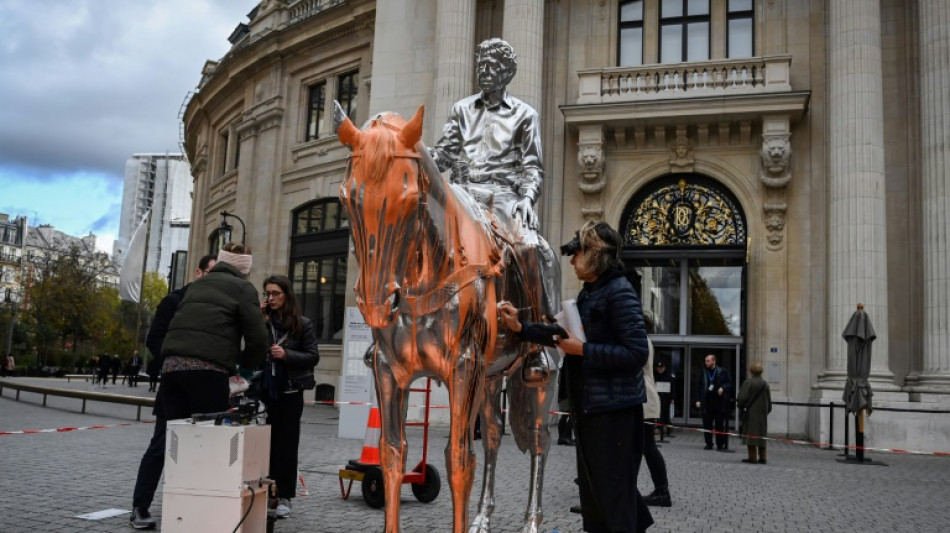 Militantes ecologistas rocían con pintura una escultura de Charles Ray en París