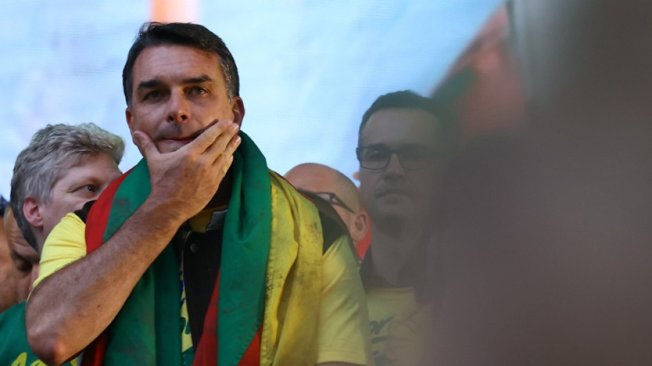 Fl&aacute;vio Bolsonaro fugiu para os EUA, indica imprensa
