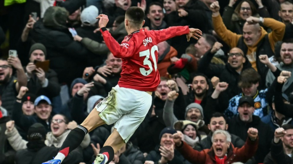  United vence terceira seguida e se mant&eacute;m no G4 do Campeonato Ingl&ecirc;s 