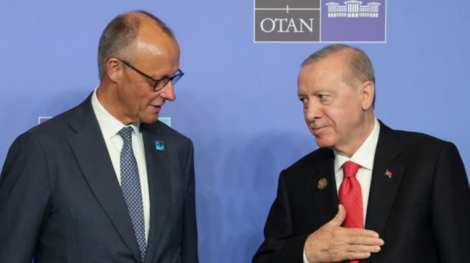  Erdogan verteilt bei Nato-Gipfel Revolver als Gastgebergeschenk 