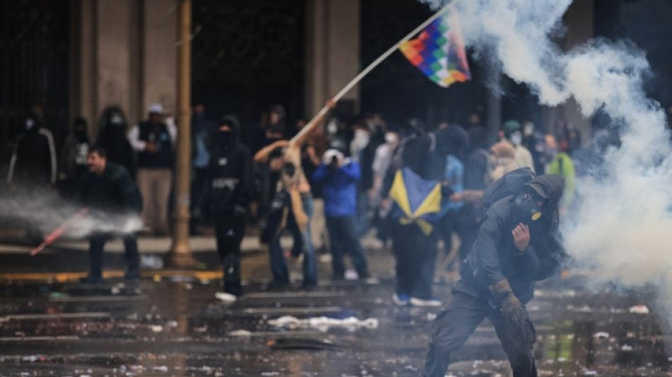  Pol&iacute;cia e manifestantes entram em confronto durante marcha universit&aacute;ria na Argentina 