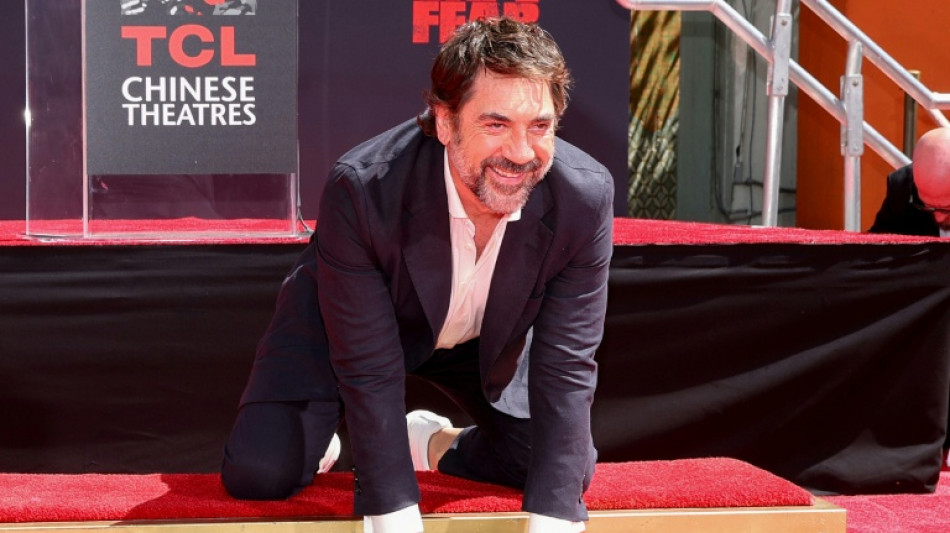  Spanischer Schauspieler Javier Bardem verewigt sich in Hollywood mit seien Handabdr&uuml;cken 