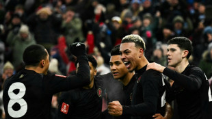 Aston Villa vira sobre West Ham (2-1) e avan&ccedil;a na Copa da Inglaterra