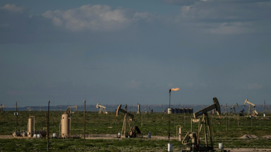  Oil slides, gold loses lustre as Iran threat recedes 