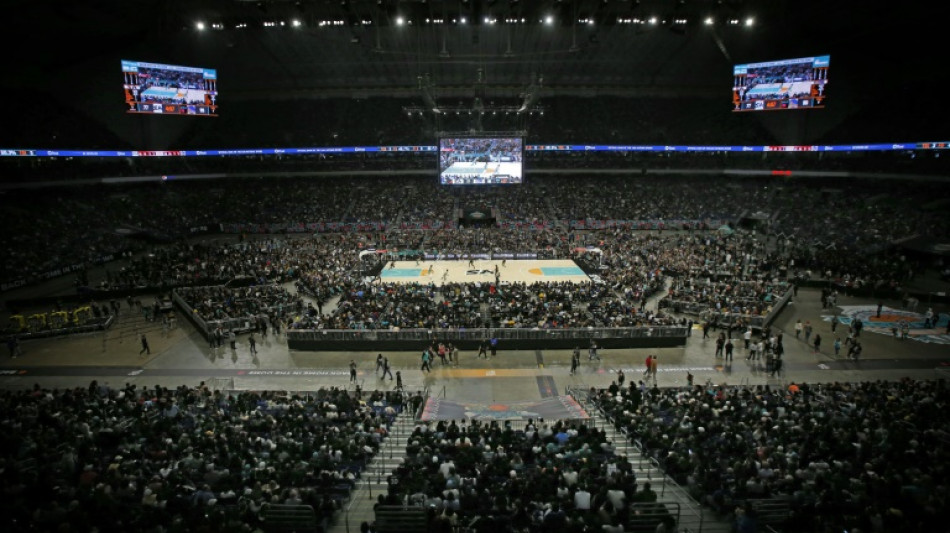 NBA: les Warriors s'imposent à San Antonio devant une affluence record 