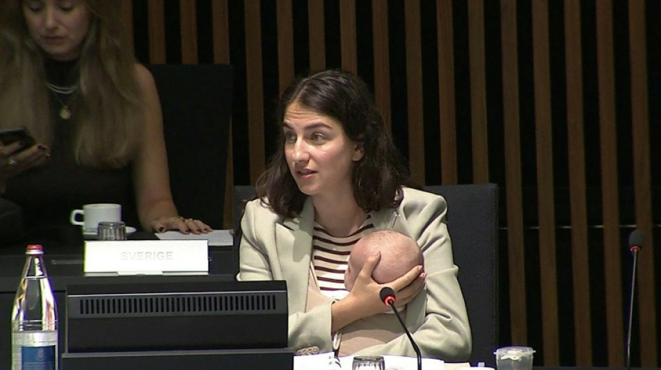  Ministra sueca rompe barreiras ao participar de reuni&otilde;es da UE com seu filho nos bra&ccedil;os 