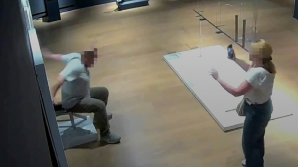 El museo de Verona demanda al hombre que se sentó en una silla recubierta de cristales y la rompió