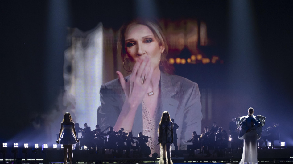 Atteso il ritorno di Celine Dion, a Parigi i poster con i titoli delle sue canzoni