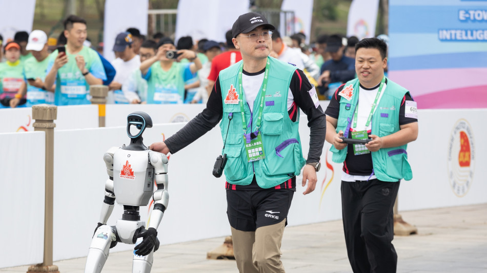 A Pechino la prima mezza maratona al mondo con robot umanoidi