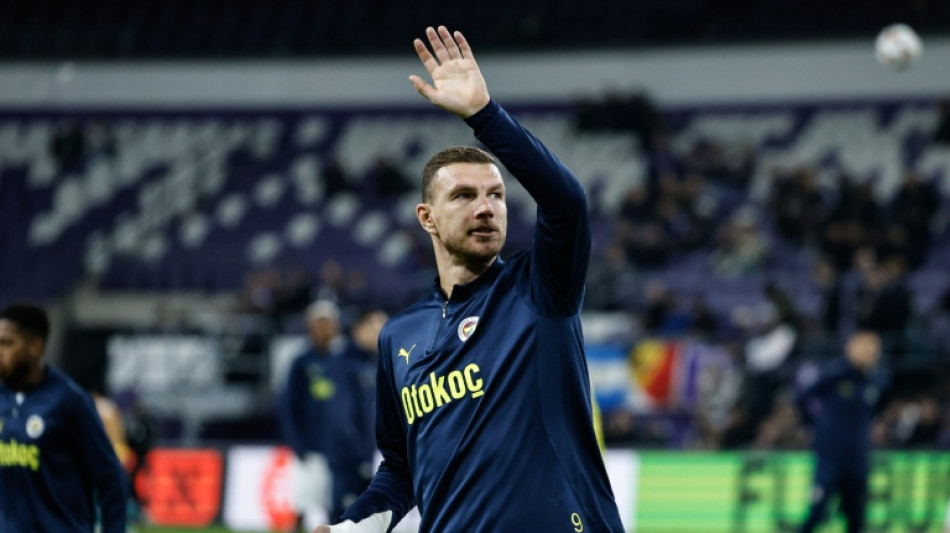 Aos 39 anos, Dzeko retorna à Serie A com a Fiorentina