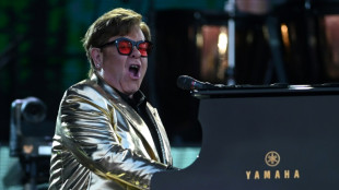 Fãs de todo o mundo assistem ao último show oficial de Elton John