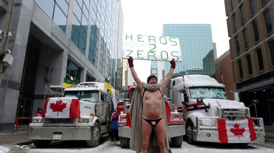 Canad&aacute; reanuda operativo de desalojo de manifestantes en puente fronterizo