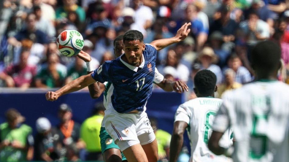  Zagueiro Saliba, da sele&ccedil;&atilde;o francesa, diz que est&aacute; jogando Copa com dores nas costas 