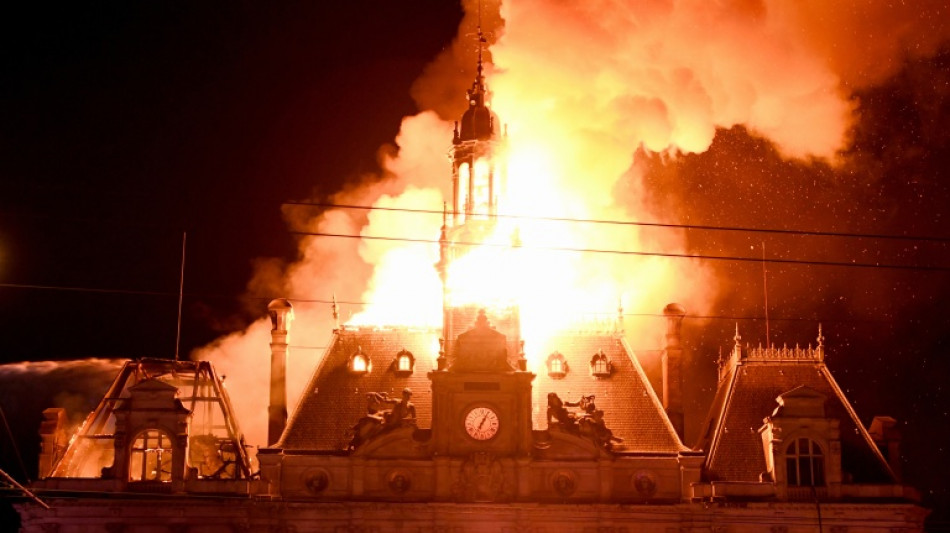  Mairie de Limoges incendi&eacute;e : interpellation de "l'un des suspects", li&eacute; &agrave; l'ultragauche 