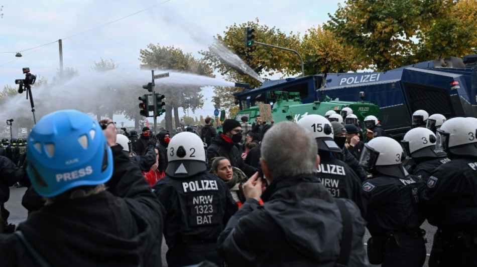  Polic&iacute;a alemana dispersa con ca&ntilde;ones de agua las manifestaciones de j&oacute;venes 