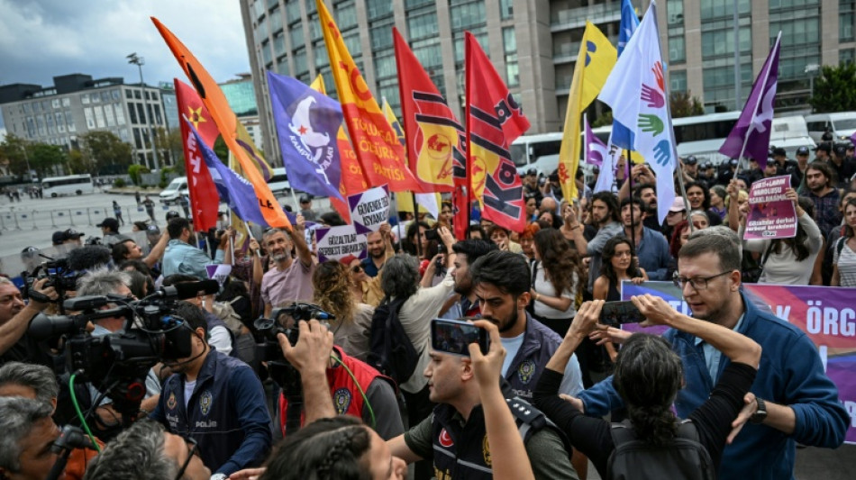  Weitere Festnahmen bei Protest gegen Razzien bei t&uuml;rkischen LGBTQ-Aktivisten 